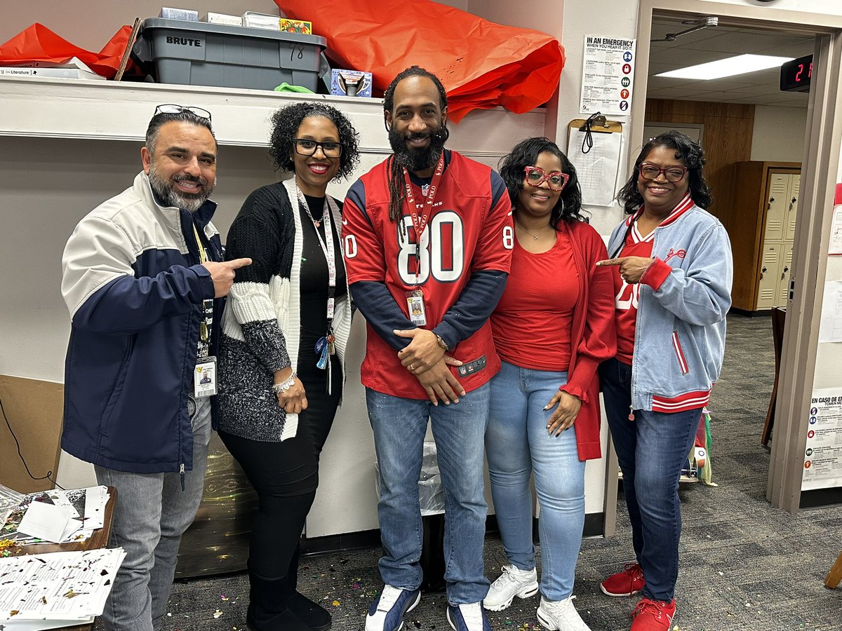 LeadWithLopez's tweet photo. Please join me in congratulating Mr. Cole-Bailey, AMS 2023-2024 Teacher of the Year!!! Congratulations!!!!🎉 @AliefISD @alief_middle #purposepassionpride https://t.co/asZjarVxnU