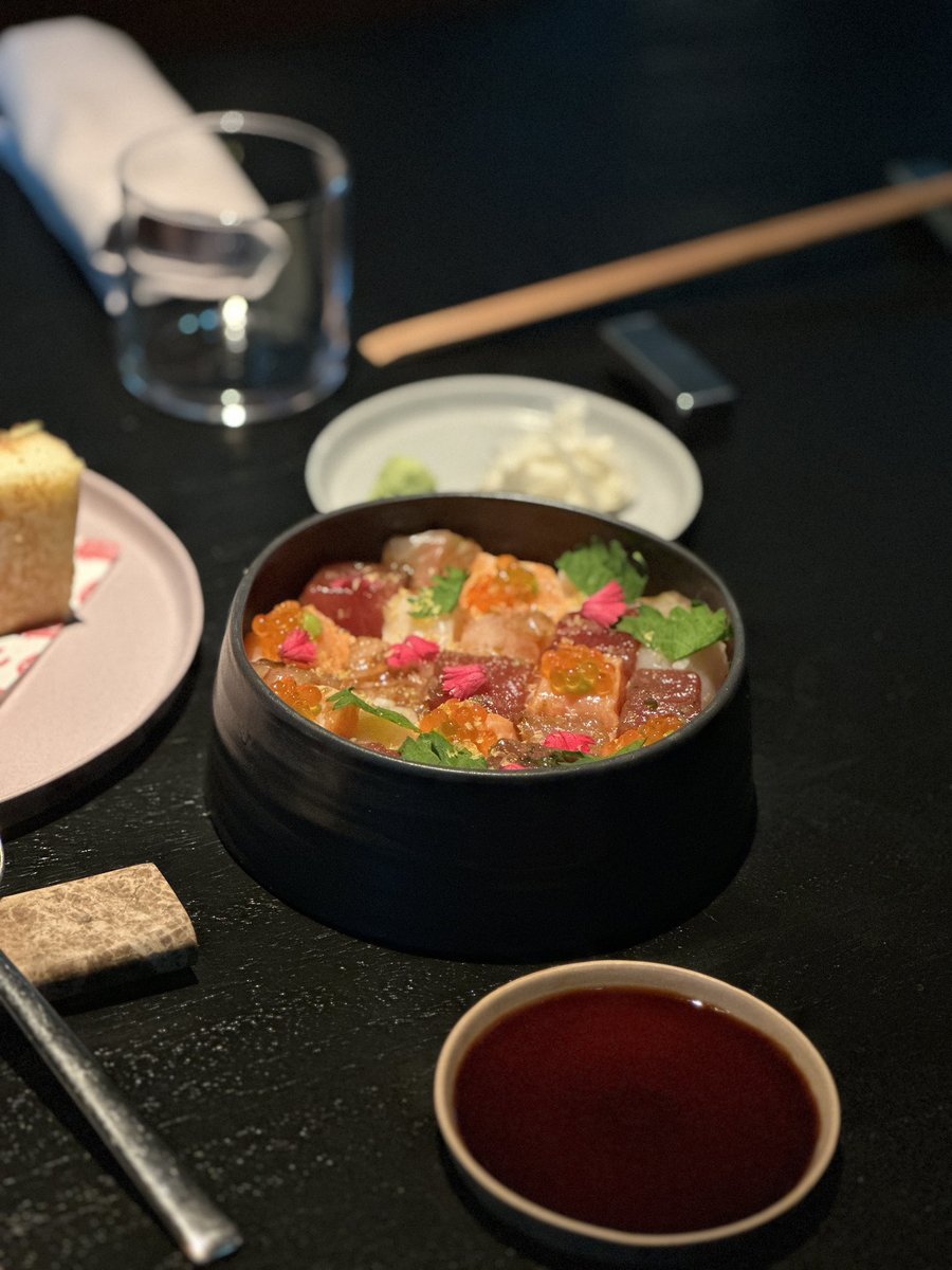 thereseadoremos's tweet photo. chirashi is always goated https://t.co/1FloOyJP77