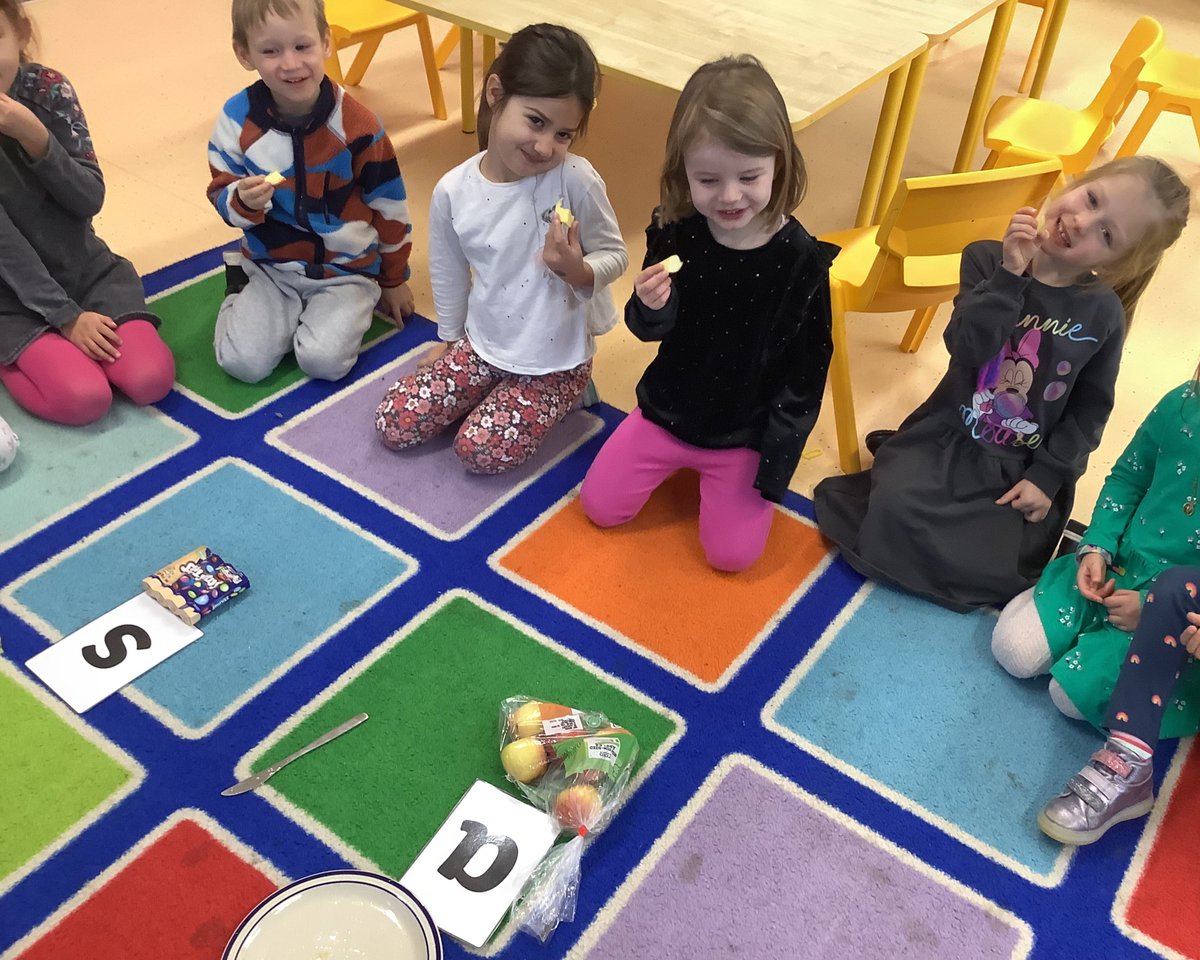 EducateNs's tweet photo. Junior Infants started phonics this week. They loved this activity where they had to guess what food items were inside the basket. #makingmemories #multisensory #funphonics #educatetogether https://t.co/c0ywX5y51H