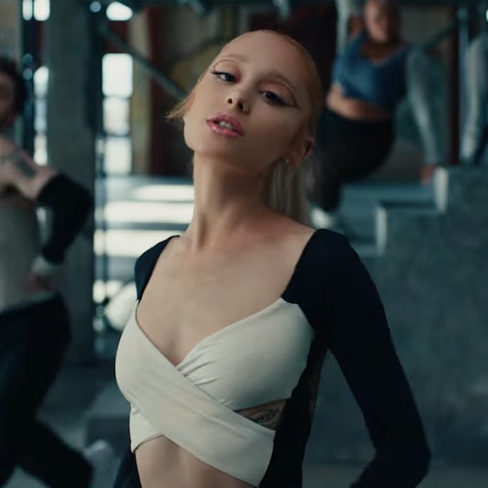 ♥︎ (@ariloveplace) on Twitter photo 