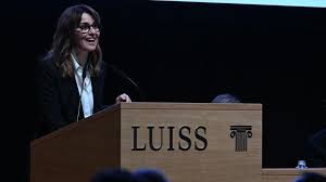 mariobianchi18's tweet photo. La bravissima #Cortellesi attaccata da sciami di inutili moscerini destrorsi.
Per il discorso sulle fiabe alla Luiss? Ma no. Perchè è donna di successo. E pure di sinistra. Per loro è insopportabile.
Grazie Paola, vedere così incazzati Pillon, Porro, Cruciani ecc. è impagabile.😊 https://t.co/jEtlyZbAvR