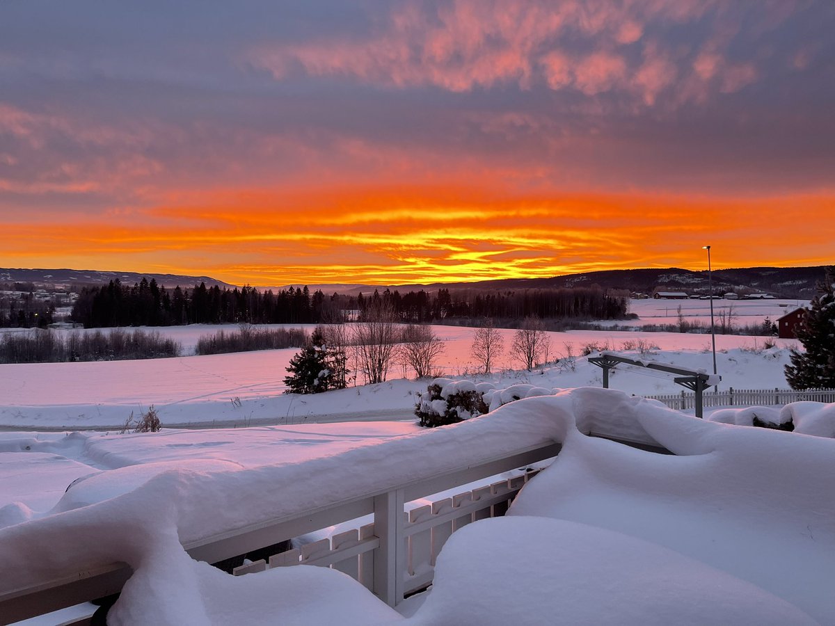 amiloqueen's tweet photo. It is so beautiful outside now. It’s cold. -10°C/32°F, but not as cold as last week, -25°C/-13°F. The view though🥰 I would love som big strong arms keeping me warm right now😊#Norway #CanYaman https://t.co/5qBwRxQMrs