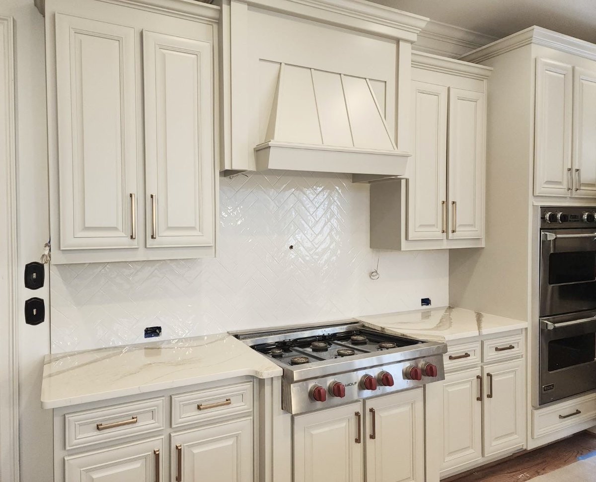 CCFFcompany's tweet image. What a refreshing difference 🍃 
CCFF can color match any color from Sherwin Williams, Benjamin Moore, PPG, or others!⁠
⁠
⁠
#cabinetrefinishing #refinishing #cabinetpainting #painting #kitchencabinets #paintcrew #kitchenbeforeandafter #beforeandafter #kitchenmakeover