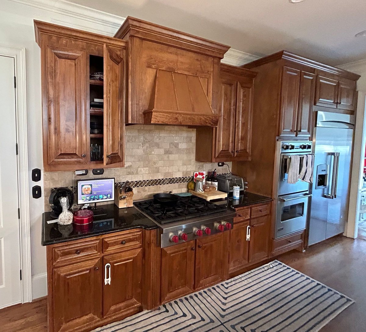 CCFFcompany's tweet image. What a refreshing difference 🍃 
CCFF can color match any color from Sherwin Williams, Benjamin Moore, PPG, or others!⁠
⁠
⁠
#cabinetrefinishing #refinishing #cabinetpainting #painting #kitchencabinets #paintcrew #kitchenbeforeandafter #beforeandafter #kitchenmakeover