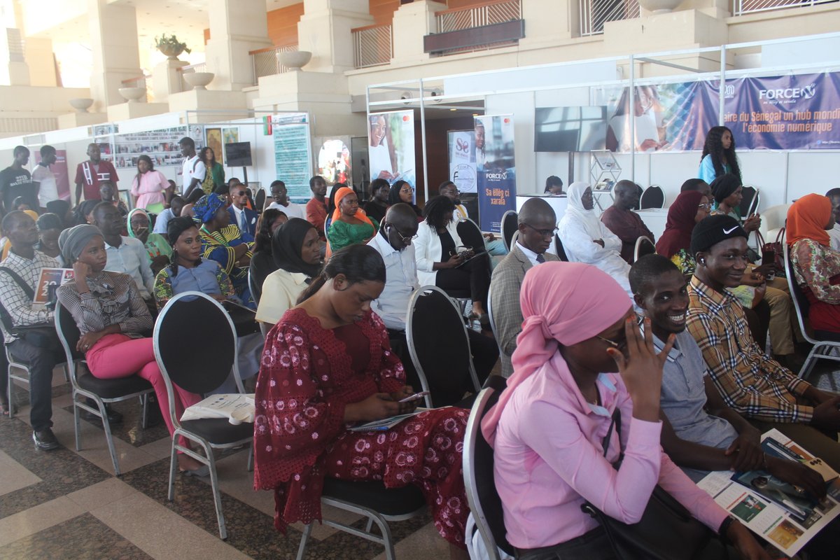 forcensenegal's tweet photo. 2/2 Ce forum avait pour objectif de booster l’activité économique des entreprises, les relations d’affaires, l’entrepreneuriat et les possibilités d’insertion professionnelle des jeunes chercheurs d'emplois.
#emploi #MastercardFoundation #foruminternational https://t.co/8zGkIyzDMf