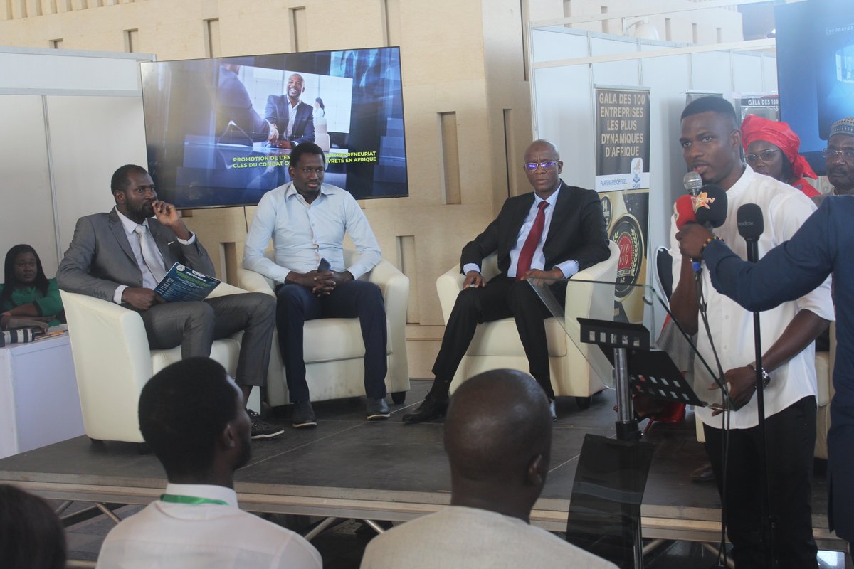 forcensenegal's tweet photo. 2/2 Ce forum avait pour objectif de booster l’activité économique des entreprises, les relations d’affaires, l’entrepreneuriat et les possibilités d’insertion professionnelle des jeunes chercheurs d'emplois.
#emploi #MastercardFoundation #foruminternational https://t.co/8zGkIyzDMf
