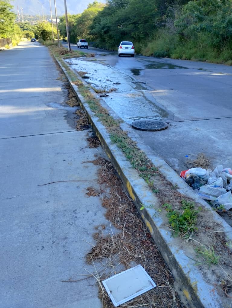 Asocasarapa's tweet photo. 12 de Enero 2024, frente a Casa Blanca, colapsa la tuberia de aguas servidas a solo 50 metros del remiendo hecho por @HidroCapital2 y  @Plaza_C_Levanta total sigue tapada la tuberia y la arruga solo se corre un poco, continua la incapacidad mandando... https://t.co/vjl4kRuTWu