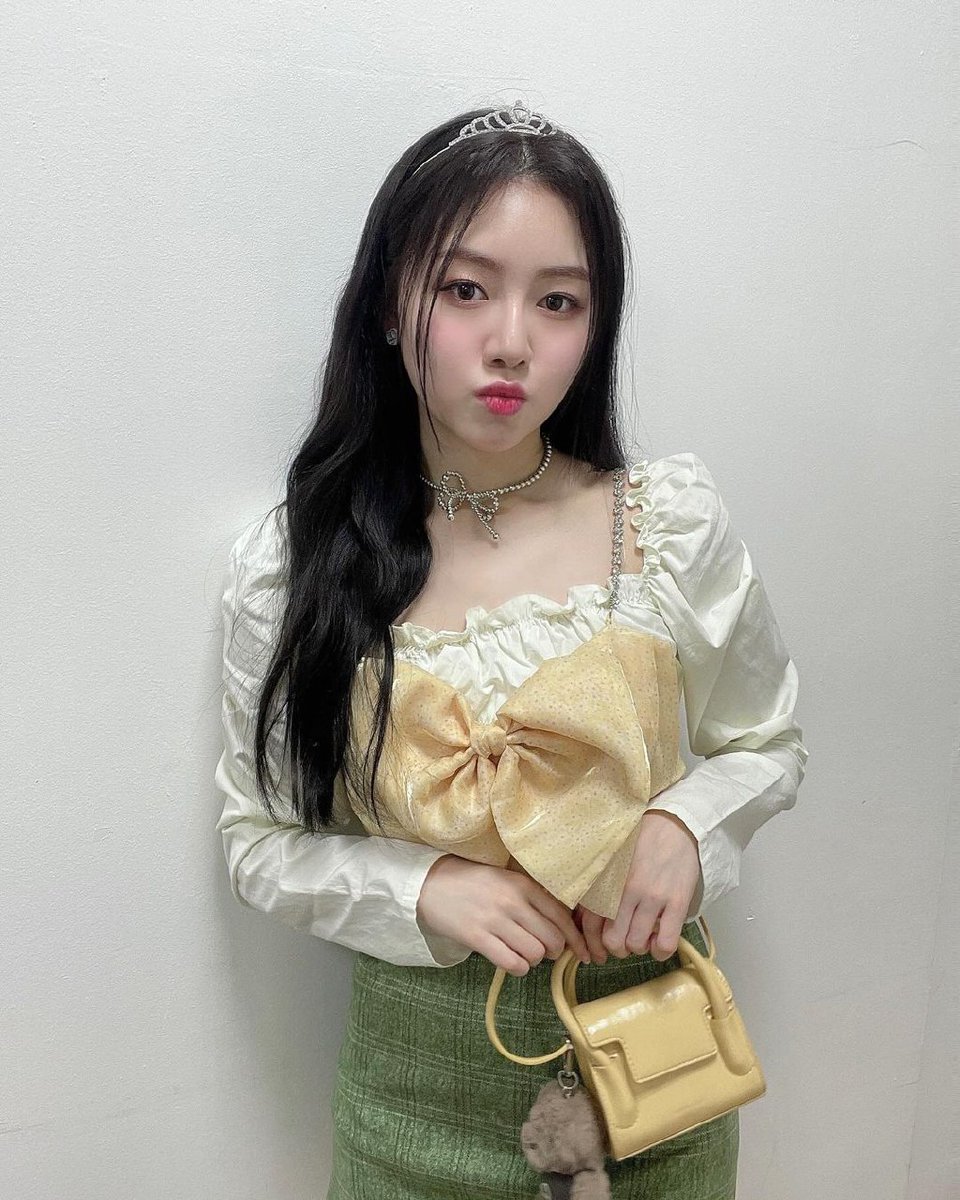 I experience joy when adorned with princess accessories, reminiscent of a bygone era when a young girl harbored aspirations of transforming into the most exquisite princess. It's an exceptionally delightful reverie shared by each little girl. 🎀👸🏻