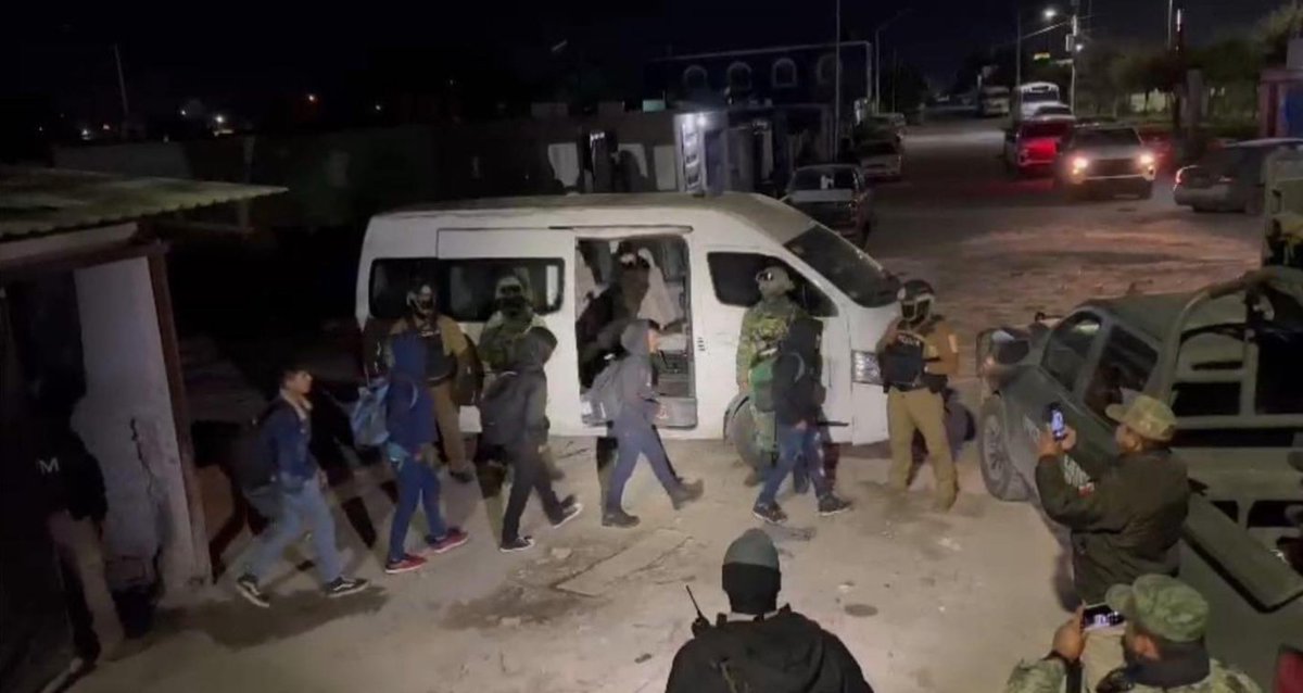 Un total de 61 que estaban levantados, fueron rescatados, sanos y salvos tras un operativo de inteligencia desplegado por fuerzas federales y estatales en #Reynosa 

Estos fueron rescatados de una casa de seguridad en la colonia Balcones de Alcalá de esta ciudad fronteriza.