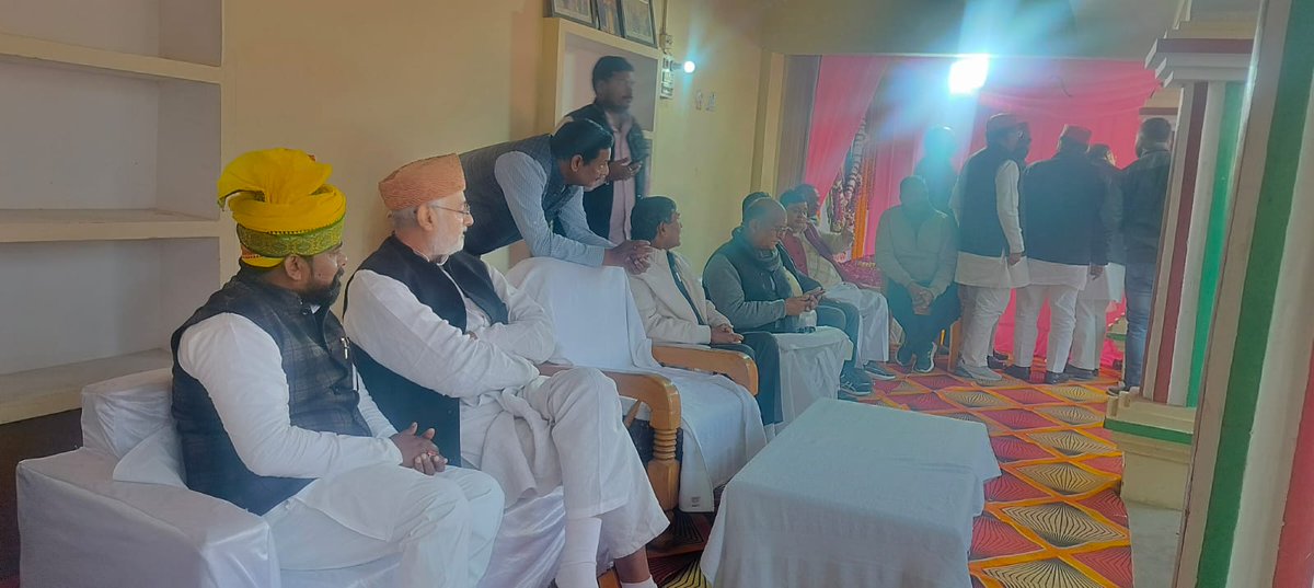 ShyamBahadurRH's tweet photo. आज लोहता विधानसभा रोहनिया वाराणसी में #समाजवादी_पार्टी के जिला अध्यक्ष #श्री_सुजीत_यादव_जी उर्फ #लक्कड़_पहलवान जी के स्वर्गवासी माताजी के #तेरहवीं कार्यक्रम में #श्रद्धांजलि देते हुए ईश्वर से प्रार्थना किया कि माता जी के पुण्य आत्मा को अपने श्री चरणों में स्थान दें । https://t.co/sBgRgdgBtg