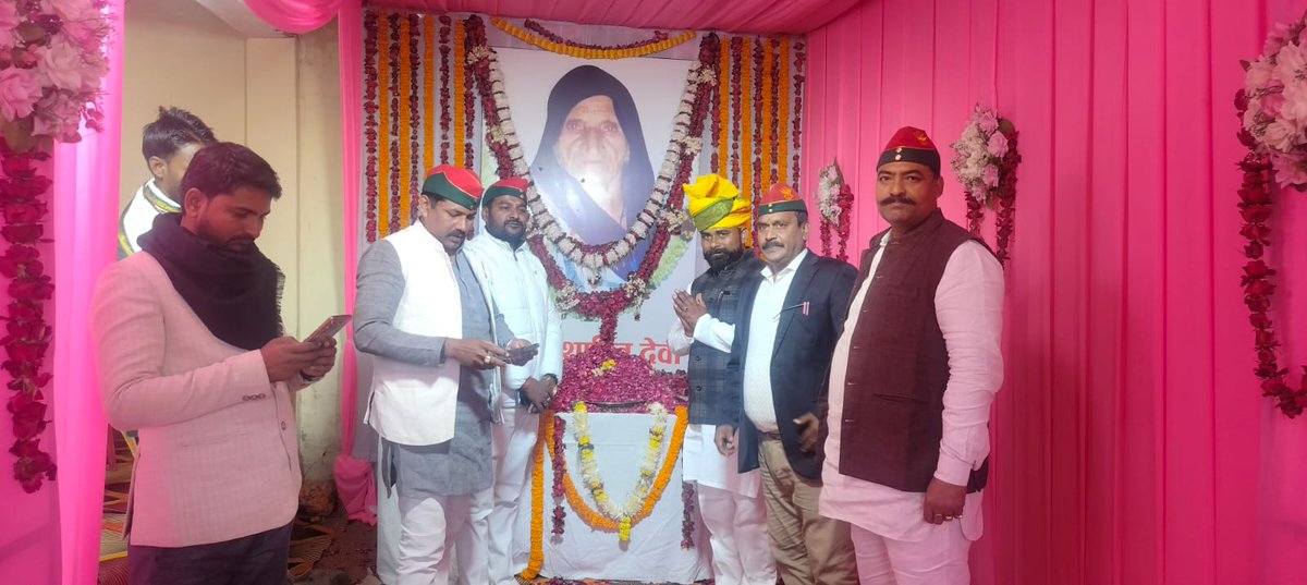 ShyamBahadurRH's tweet photo. आज लोहता विधानसभा रोहनिया वाराणसी में #समाजवादी_पार्टी के जिला अध्यक्ष #श्री_सुजीत_यादव_जी उर्फ #लक्कड़_पहलवान जी के स्वर्गवासी माताजी के #तेरहवीं कार्यक्रम में #श्रद्धांजलि देते हुए ईश्वर से प्रार्थना किया कि माता जी के पुण्य आत्मा को अपने श्री चरणों में स्थान दें । https://t.co/sBgRgdgBtg