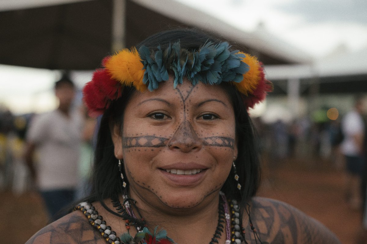 <a href="/celiaxakriaba/">Célia Xakriabá</a> <a href="/AngelaKaxuyana/">Ângela Kaxuyana</a> <a href="/PataxoSamara/">Samara Pataxó</a> <a href="/txaisurui/">txai suruí</a> <a href="/ApibOficial/">Apib Oficial</a> <a href="/sam_sateremawe/">Samela Awiá 🐝</a> <a href="/conaquilombos/">Conaq</a> <a href="/GuajajaraSonia/">Sonia Guajajara</a> <a href="/MayaTxucarramae/">Mayalú Txucarramãe</a> <a href="/JoeniaWapichana/">Joenia Wapichana</a> <a href="/funaioficial/">Funai</a> <a href="/ArieneSusui/">Ariene susui</a> <a href="/ChirleyPankara/">Chirley Pankará</a> <a href="/webkaninde/">KANINDÉ</a> Entre tantas lideranças masculinas, <a href="/Alkorap1/">Alessandra korap Mdk</a> rompeu barreiras e se tornou uma das principais vozes da luta indígena! Com bravura, ela enfrenta as ameaças para garantir o futuro do seu povo.

Leia: isa.to/3mziqeO

📸 Luiza Calagian/ISA