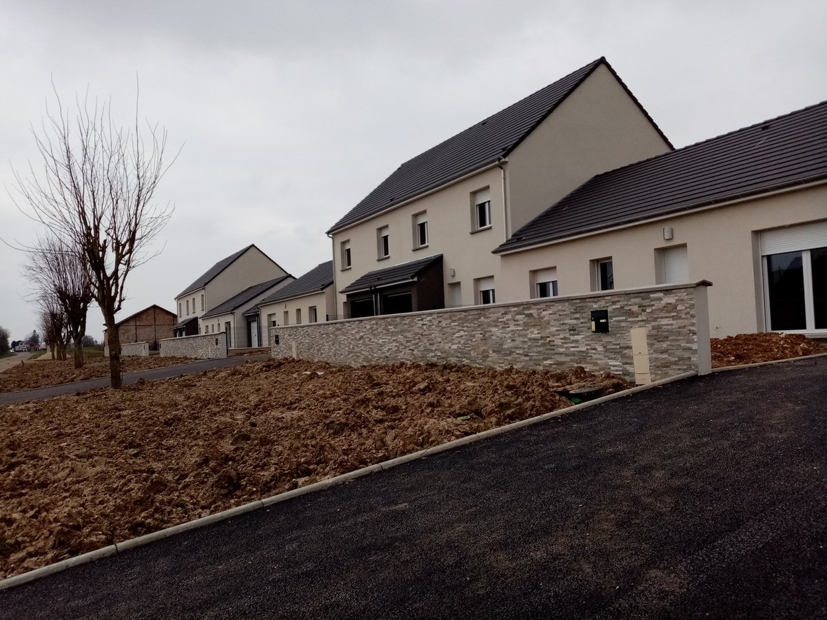Habitat28's tweet photo. 12 pavillons viennent d'être livrés à Bonneval, à proximité de la zone commerciale. Une partie de ces logements sont aménagés pour des personnes à mobilité réduite et destinés aux séniors.

#HabitatEurélien #BailleurSocial #Location #EureEtLoir #Bonneval #Logement #Social https://t.co/uJKPic6Up0