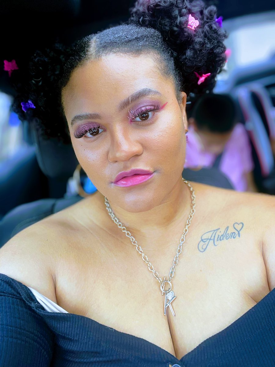iamkweenkree's tweet photo. Being born with high cheekbones, almond eyes and half full lips is one of my biggest flex https://t.co/tY3HPIiZ8G