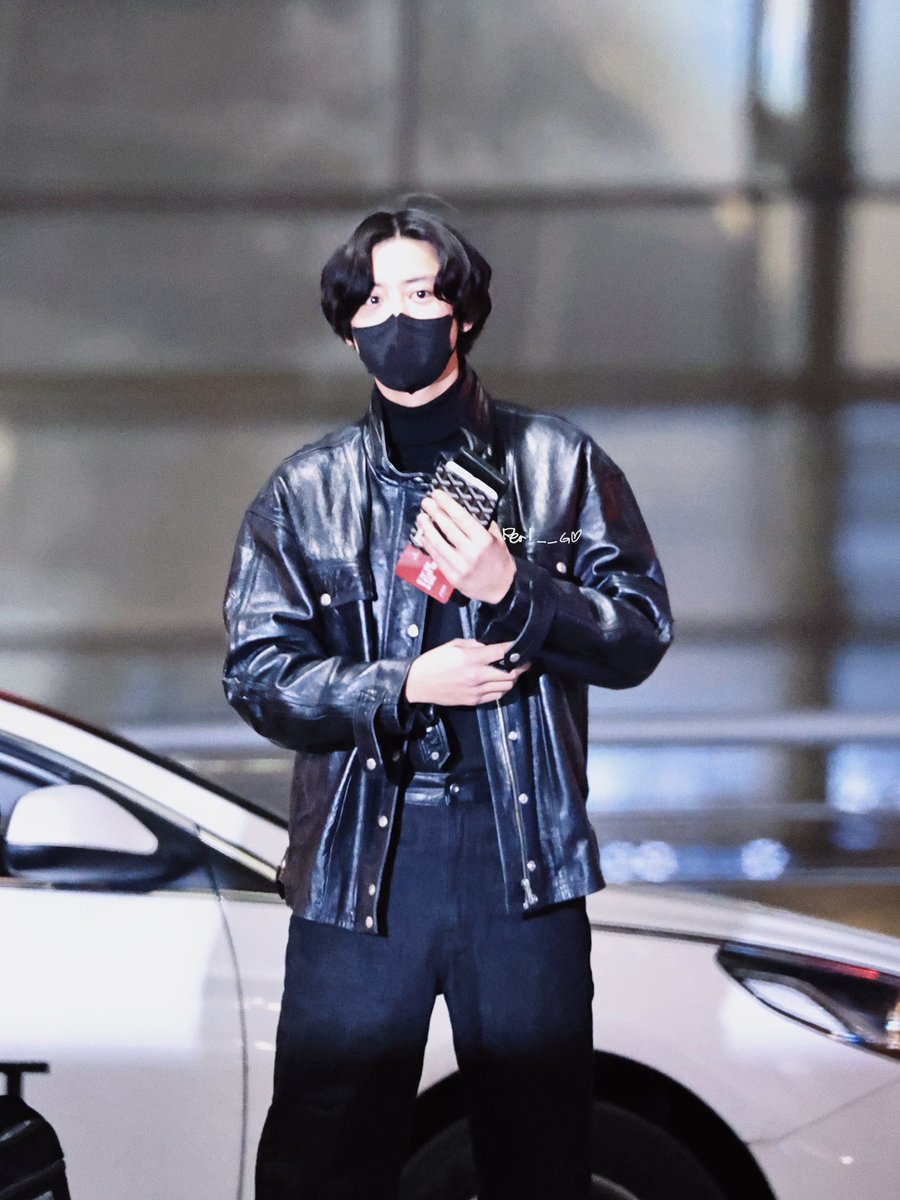 kz_xxxxxml's tweet photo. 2024-01-12 首尔✈️迪拜
小宝你真的真的很帅
但是这个发型配不上你的脸
在飞机上抓一下吧～
皮衣很好看 发型我们下次换一个吧～😘

#灿烈 #찬열  #CHANYEOL 
#ChanyeolinDubai #찬열_엑소엘_선물_해줘 https://t.co/Tq7Yneo5wD