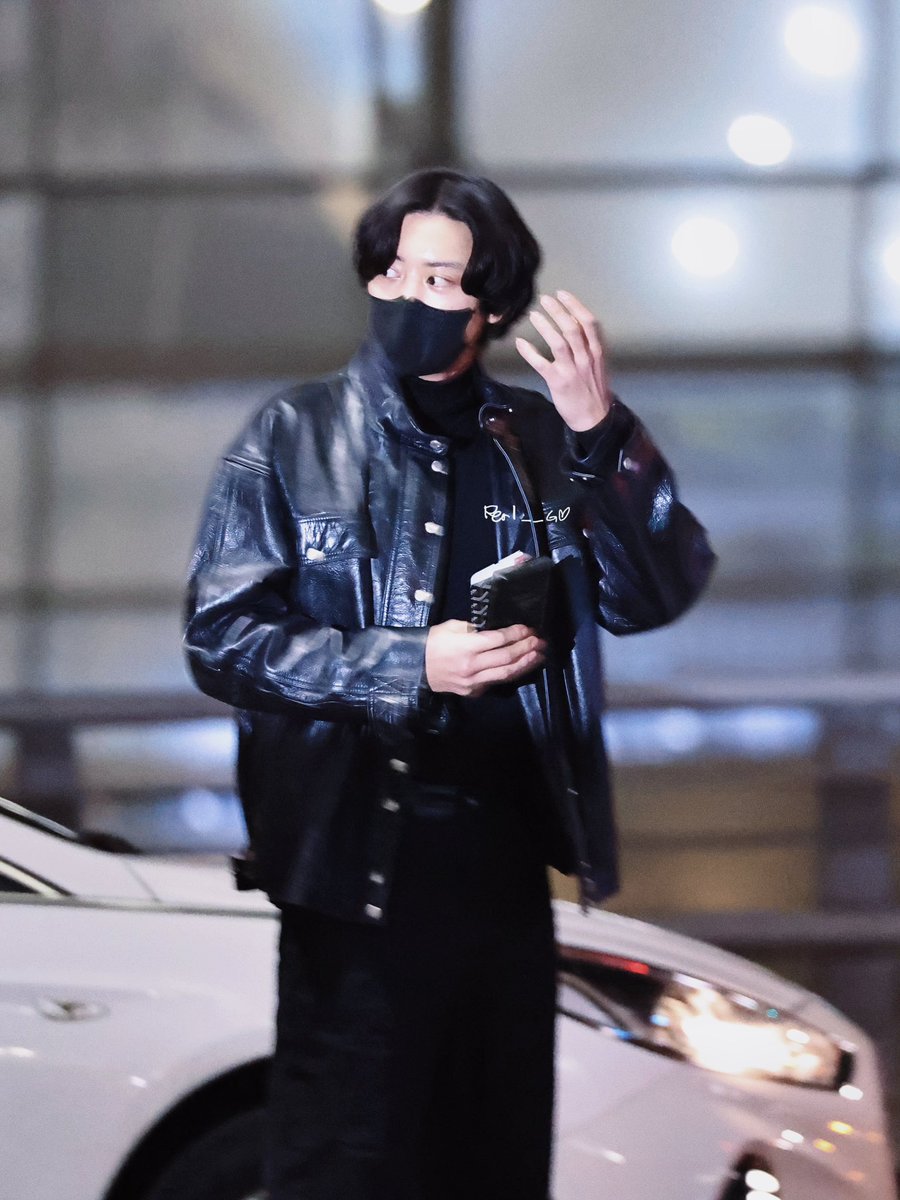 kz_xxxxxml's tweet photo. 2024-01-12 首尔✈️迪拜
小宝你真的真的很帅
但是这个发型配不上你的脸
在飞机上抓一下吧～
皮衣很好看 发型我们下次换一个吧～😘

#灿烈 #찬열  #CHANYEOL 
#ChanyeolinDubai #찬열_엑소엘_선물_해줘 https://t.co/Tq7Yneo5wD