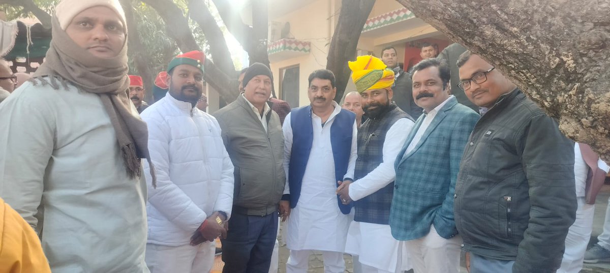 ShyamBahadurRH's tweet photo. आज लोहता विधानसभा रोहनिया वाराणसी में #समाजवादी_पार्टी के जिला अध्यक्ष #श्री_सुजीत_यादव_जी उर्फ #लक्कड़_पहलवान जी के स्वर्गवासी माताजी के #तेरहवीं कार्यक्रम में #श्रद्धांजलि देते हुए ईश्वर से प्रार्थना किया कि माता जी के पुण्य आत्मा को अपने श्री चरणों में स्थान दें । https://t.co/sBgRgdgBtg