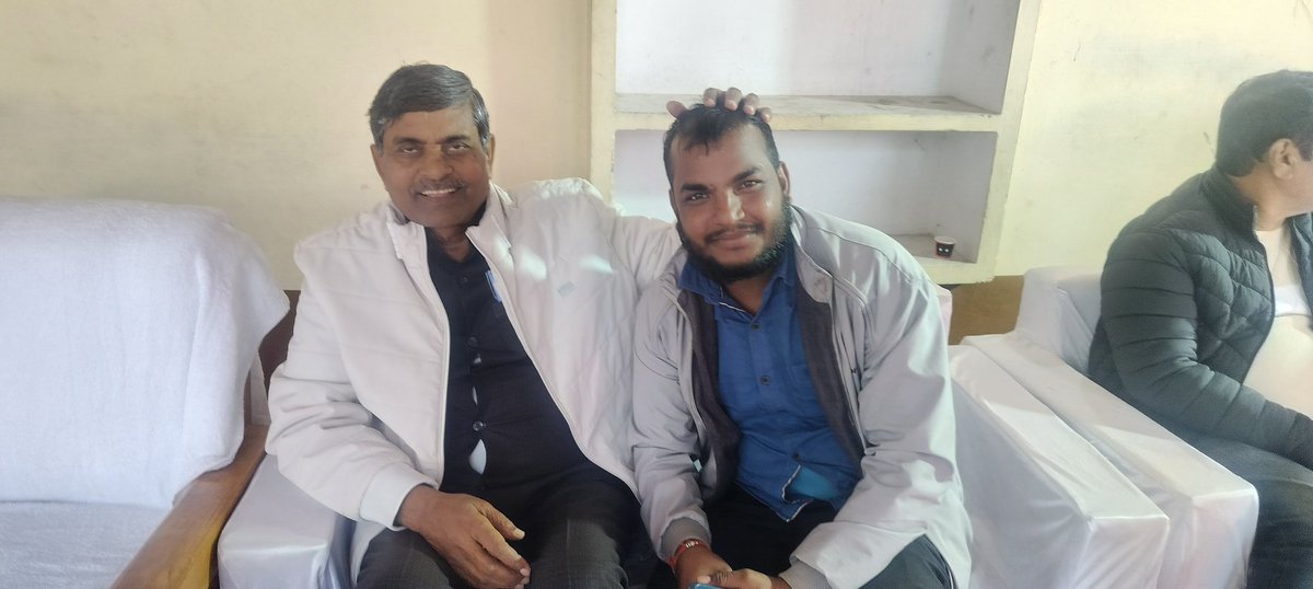 ShyamBahadurRH's tweet photo. आज लोहता विधानसभा रोहनिया वाराणसी में #समाजवादी_पार्टी के जिला अध्यक्ष #श्री_सुजीत_यादव_जी उर्फ #लक्कड़_पहलवान जी के स्वर्गवासी माताजी के #तेरहवीं कार्यक्रम में #श्रद्धांजलि देते हुए ईश्वर से प्रार्थना किया कि माता जी के पुण्य आत्मा को अपने श्री चरणों में स्थान दें । https://t.co/sBgRgdgBtg