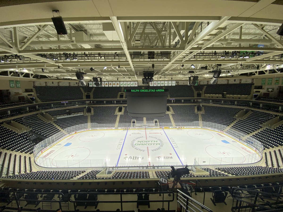 The unhealthy obsession we have with <a href="/UNDmhockey/">North Dakota Hockey</a>'s rink 😍

#NCAAHockey x 📸 <a href="/smartalec_nd/">Alec Stocker Johnson</a>