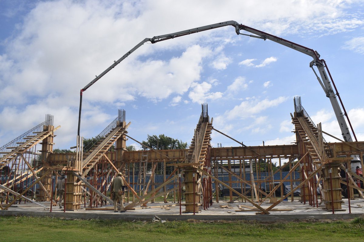CAVSCoficial's tweet photo. #Obras: Avanza rápidamente la construcción de la Tribuna Centenario "Ciudad de Berisso" . En la semana se llevó adelante el llenado de las columnas.

El sueño comienza a hacerse realidad, sigamos apostando por un club cada vez más grande. 💙🤍💙

#RumboAlCentenario https://t.co/h6V3RrN5Km