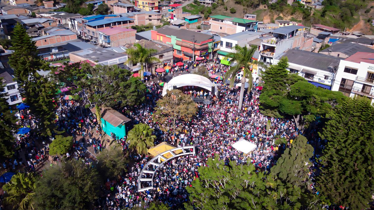 alcaldiadeisnos's tweet photo. Nuestros Carnavales de Blancos y Negros fueron una explosión de alegría con desfiles llenos de coloridos trajes y carrozas alegóricas. La música resonó en las calles mientras la gente bailaba con entusiasmo, creando un ambiente festivo inolvidable. 📷 https://t.co/pPoR4x0V4l