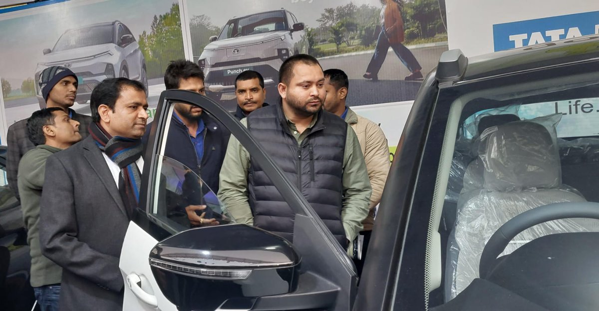 BiharTransport's tweet photo. आज मा० ���प मुख्यमंत्री श्री @yadavtejashwi ने होटल मौर्या में आयोजित #BiharEVConclave में लगे वाहनों के स्टॉल का निरीक्षण किया। इस दौरान इलेक्ट्रिक साइकिल की सवारी की तथा इलेक्ट्रिक वाहन की खूबियों को भी जाना। मौके पर परिवहन सचिव भी मौजूद रहें।
#BiharTransportDept #TejashwiYadav https://t.co/ukCXiLLg4A