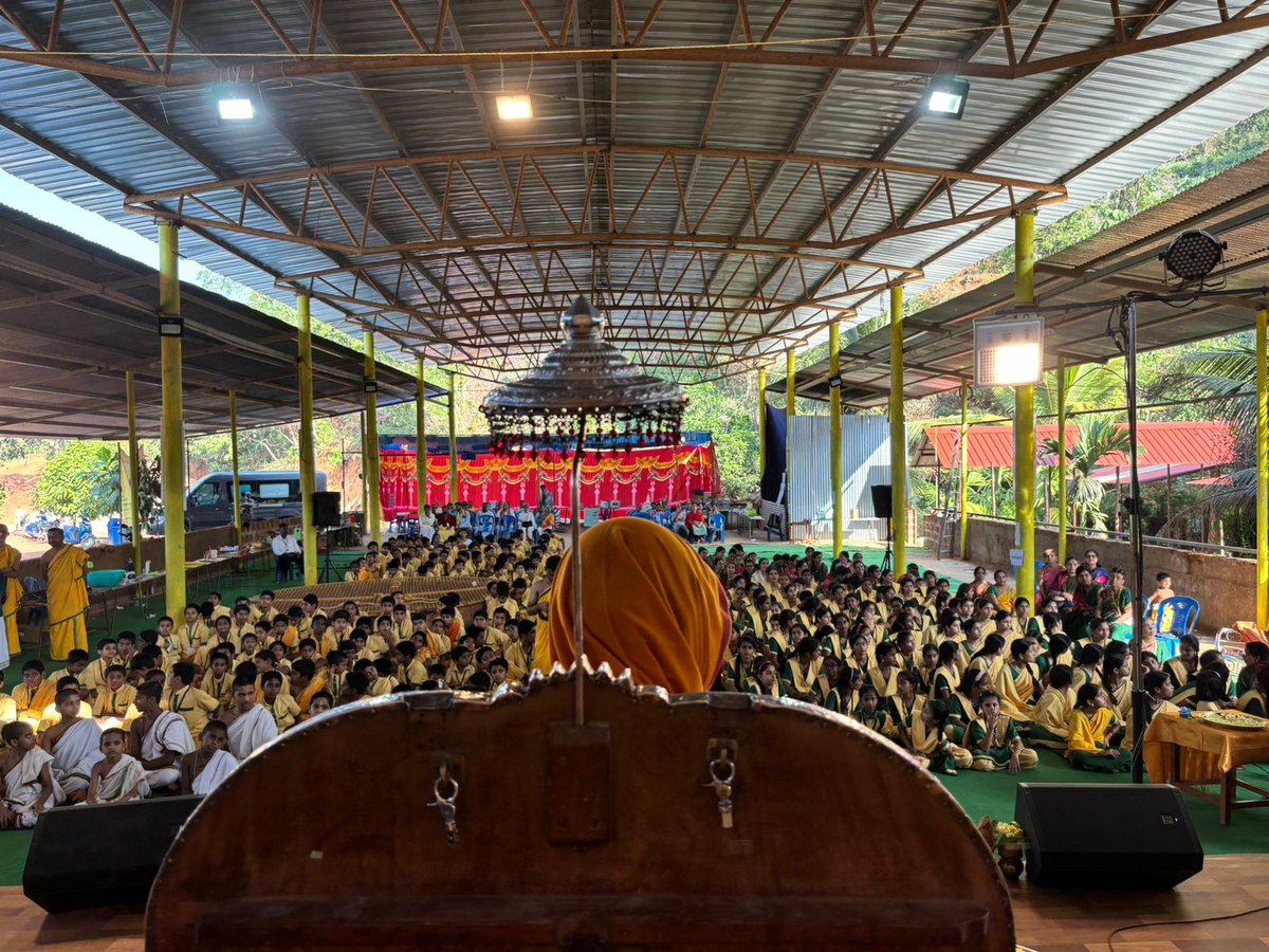 VishnuguptaVV's tweet photo. ವಿಷ್ಣುಗುಪ್ತ ವಿಶ್ವವಿದ್ಯಾಪೀಠಮ್'ನ ಸಾರ್ವಭೌಮ ಗುರುಕುಲಮ್'ನಲ್ಲಿ ವಿದ್ಯಾಪರ್ವ - ವತ್ಸರೋತ್ಸವ https://t.co/S2zHMH7kXP