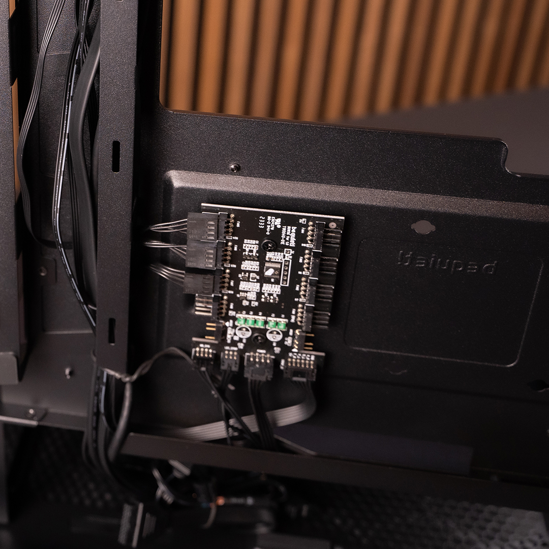 bequietofficial's tweet photo. Dark Base 701 Black - Performance meets style!
Key Features:
๐ฌ๏ธ Maximum Airflow
๐ Silent Wings 4 PWM Fans
๐Usability for All Levels
๐ Convenient Connectivity with Fan and ARGB Hubs
๐ ARGB Illumination
๐ Tempered Glass Window for a Perfect View
#DarkBase701 #case #airflow https://t.co/MY5zuDXBM5
