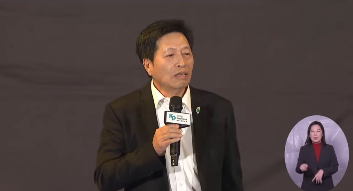 dabowagaga's tweet photo. 柯文哲的最後一晚造勢這都啥米人在台上？

依照順序：

統戰部中國籍配偶 徐春鶯
安定力量反同大將 毛嘉慶
被法院認證收紅錢 鄭寶清

柯粉真的是我看過最瞎的一群。 https://t.co/VuT63DUYu9