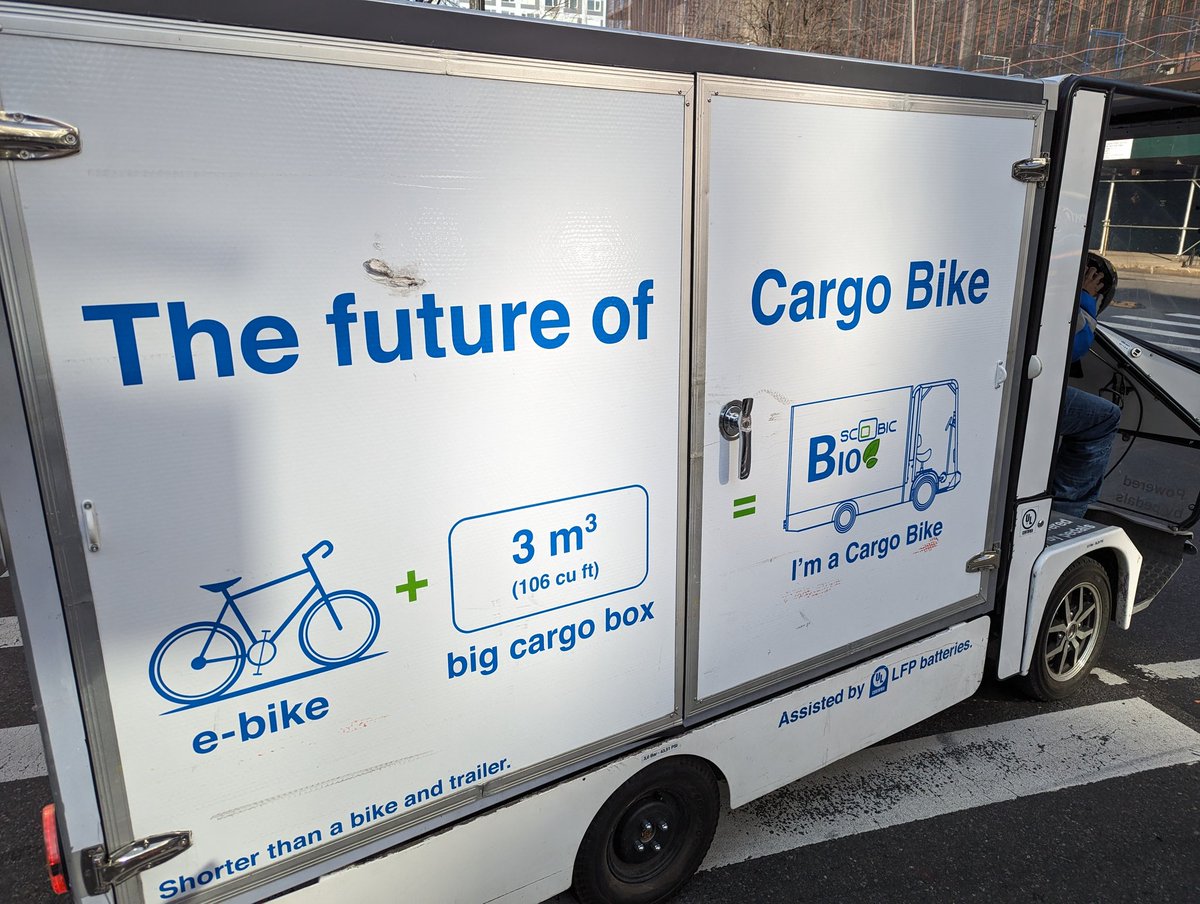 This mini truck thinks it's a bike.