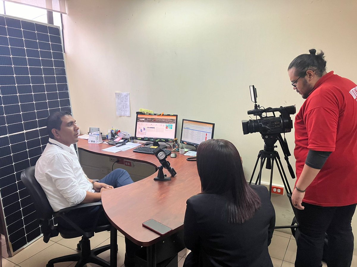 CNEL_EP's tweet photo. #CnelEnMedios | 🎤🎥Durante una entrevista en @vitotvo, dimos a conocer a la ciudadanía sobre los paneles solares, la eficiencia energética y los pasos para regular la instalación de este servicio.  

🖇️DATO: Desde el 2021, hemos atendido el requerimiento de 114 usuarios.

#EcuadorPrimero #ElNuevoEcuador