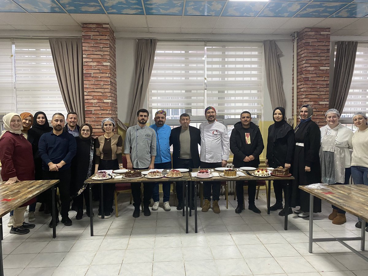 Yiyecek içecek hizmetleri alanı öğretmenlerimizin organize ettiği öğretmenler arası pasta yarışması yapıldı. Bu keyifli organizasyon için alan öğretmenlerimize ve konuk jüri hocalarımıza teşekkür ederiz 🎂🍰 <a href="/OsmanAtmalar/">OsmanAtmalar</a>  <a href="/Emrullah571610/">Emrullah Aslan</a> <a href="/MahmutKurtaran1/">Mahmut Kurtaran</a>