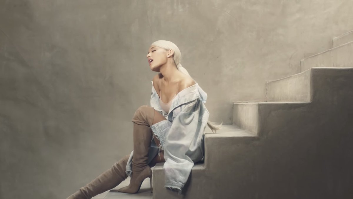 Ari_ai_leo's tweet photo. やっぱArianaといえば階段、階段といえばAriana https://t.co/avv21CSKPt