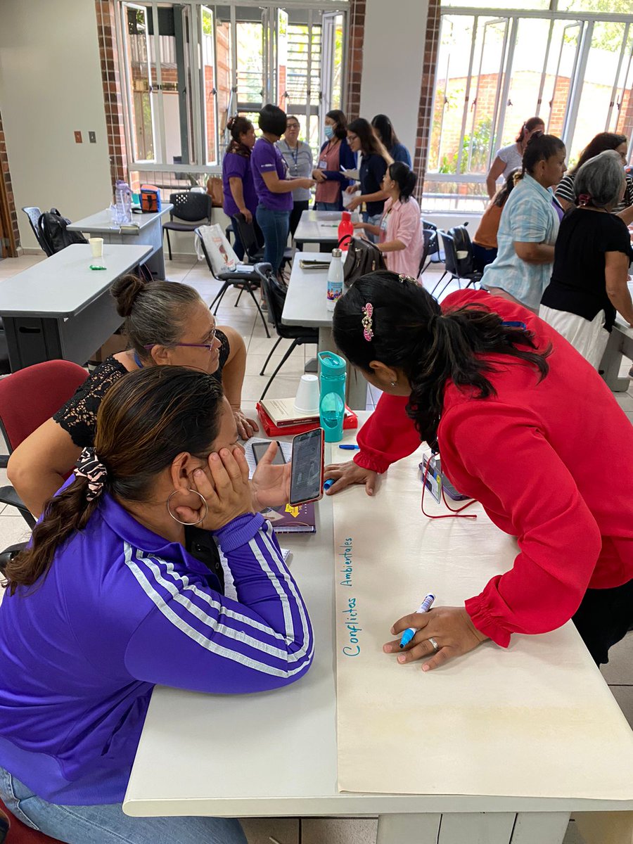 Oxfam_CA's tweet photo. 🇸🇻 El tema central de esta quinta sesión fue la “Sostenibilidad ambiental” 🌱, desde una mirada ecofeminista. 

En total serán 10 jornadas de formación en derechos humanos, valores democráticos y TIC, fomentando el activismo comunitario.
#LaIgualdadEsElFuturo https://t.co/x2Z39yh1Zn