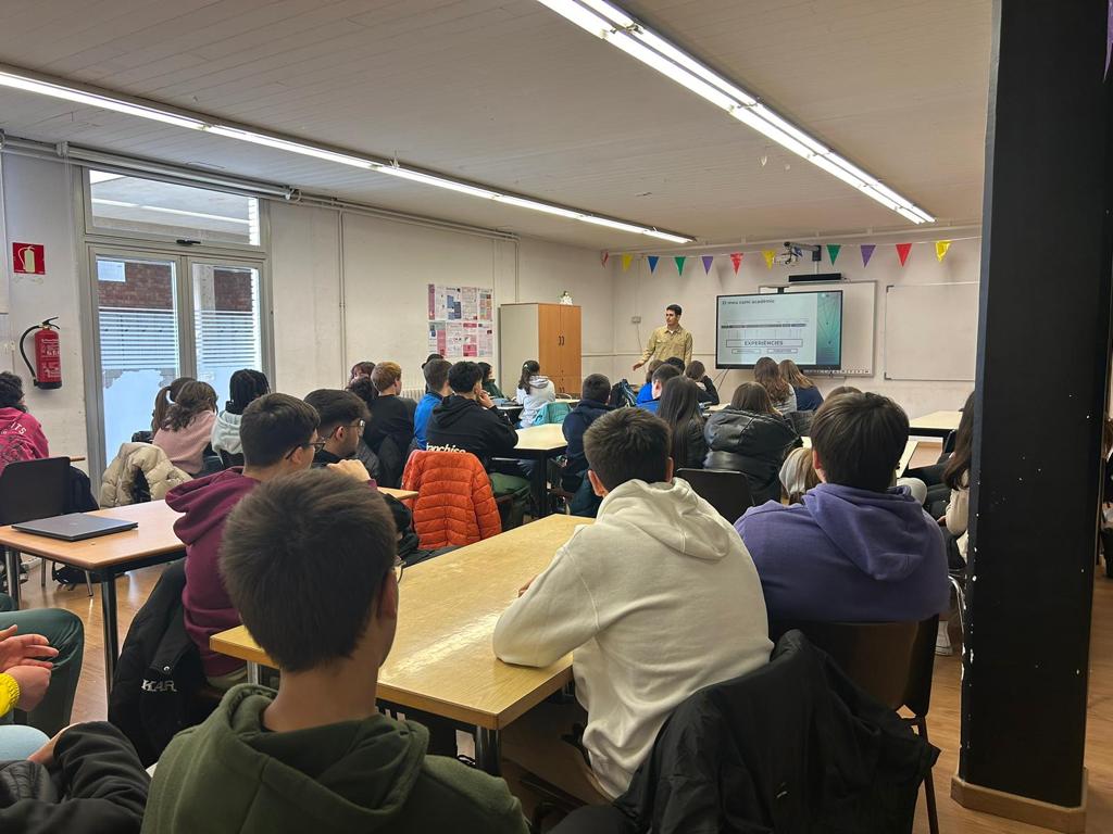 OmsidePrat's tweet photo. Gràcies #JordiElvira per la magnífica xerrada de "Ambaixador@s de la Ciència" i per compartir amb l'alumnat de 4t d'ESO la teva passió científica i les experiències emocionals i formatives que t'han apropat a la ciència i a la recerca biomèdica. #ScienceFellows @PedreraFundacio https://t.co/gCIw8icHTP