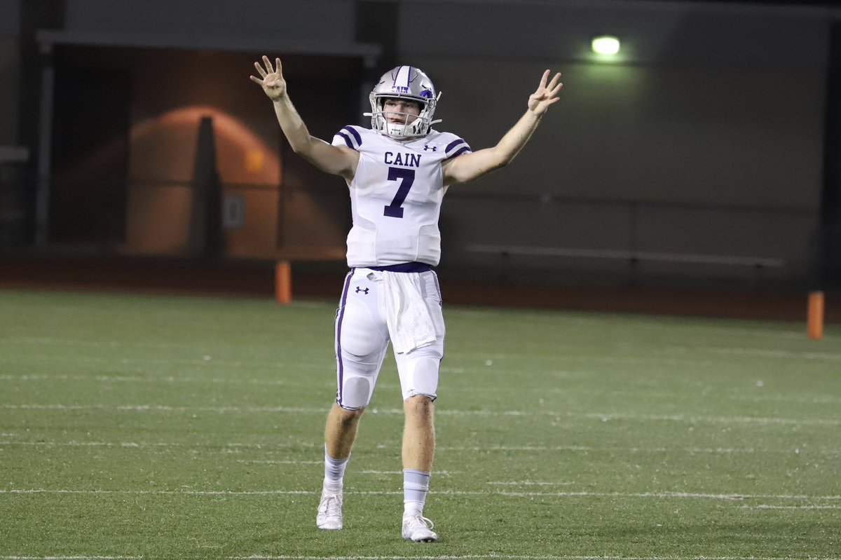 COACHJCLANCY's tweet photo. #4sUPFriday @KLEINCAINFB ! 
FINISH THE WEEK STRONG! 🌀🌀🌀
Original Hurricane Captain @lukepardee , recent @TCUFootball graduate! #REIGNCAIN #FNA https://t.co/KU1CRPji7Q