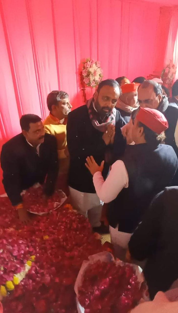 opsinghofficial's tweet photo. आज वाराणसी में समाजवादी पार्टी के जिलाध्यक्ष श्री सुजीत यादव (लक्कड़ पहलवान) जी के माता जी की श्रद्धांजलि सभा में माननीय राष्ट्रीय अध्यक्ष श्री अखिलेश यादव जी के साथ शामिल होकर उनके चित्र पर पुष्प अर्पित कर श्रद्धांजलि दी। https://t.co/ZCADUbbrwj