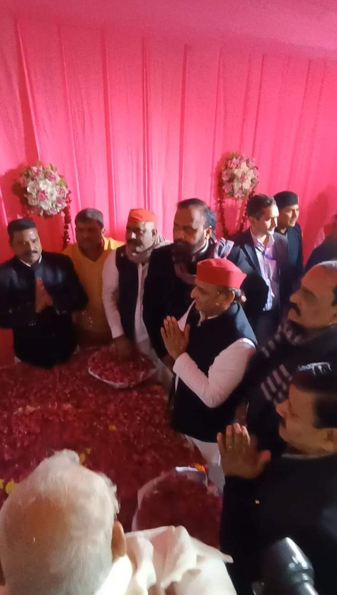opsinghofficial's tweet photo. आज वाराणसी में समाजवादी पार्टी के जिलाध्यक्ष श्री सुजीत यादव (लक्कड़ पहलवान) जी के माता जी की श्रद्धांजलि सभा में माननीय राष्ट्रीय अध्यक्ष श्री अखिलेश यादव जी के साथ शामिल होकर उनके चित्र पर पुष्प अर्पित कर श्रद्धांजलि दी। https://t.co/ZCADUbbrwj