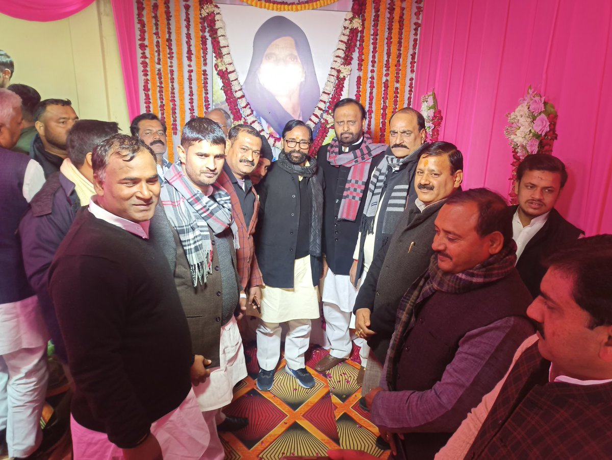 opsinghofficial's tweet photo. आज वाराणसी में समाजवादी पार्टी के जिलाध्यक्ष श्री सुजीत यादव (लक्कड़ पहलवान) जी के माता जी की श्रद्धांजलि सभा में माननीय राष्ट्रीय अध्यक्ष श्री अखिलेश यादव जी के साथ शामिल होकर उनके चित्र पर पुष्प अर्पित कर श्रद्धांजलि दी। https://t.co/ZCADUbbrwj