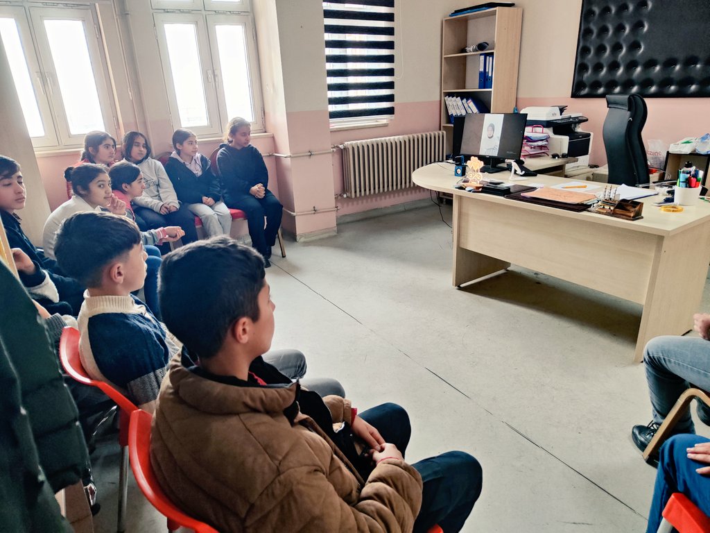 ball_bostan's tweet photo. Geçen yıl fen lisesi kazanan öğrencilerimizden Şeyma Arslan, bu sene LGS'ye girecek olan öğrencilerimize süreci nasıl yönetmenleri konusunda önerilerde bulunan video kayıt gönderdi.
Sohbet etmeye gelen öğrencilerimizle bu video kaydı izledik🌸☺️
Sn @hasan_kokrek 
@agrimem https://t.co/TI3FKdQh91