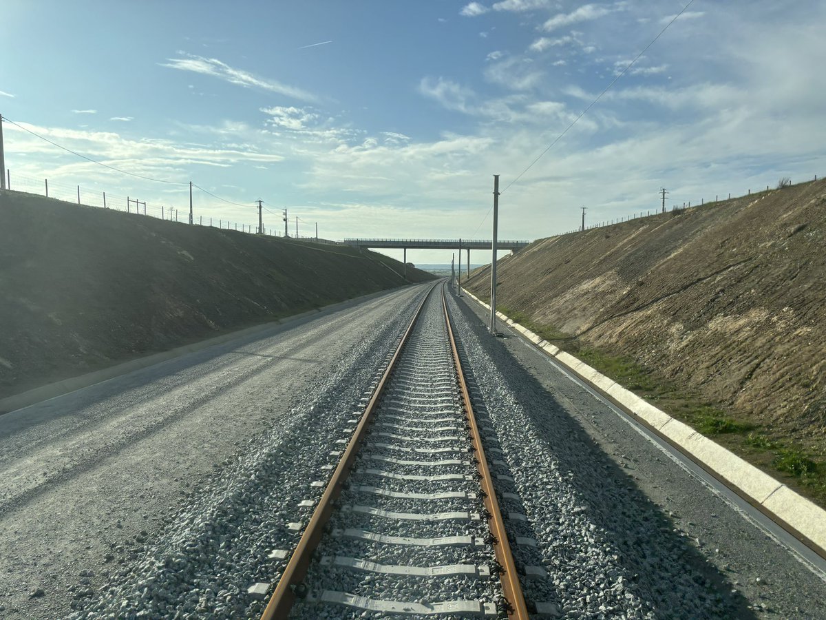 rubenlmartins's tweet photo. Que bonito isto está ❤️ o primeiro troço de alta velocidade em Portugal está quase pronto.

 (Lisboa)-Évora-Badajoz-(Madrid), apta a 250 km/h entre Évora Norte e Elvas: https://t.co/LDLawzBIGj