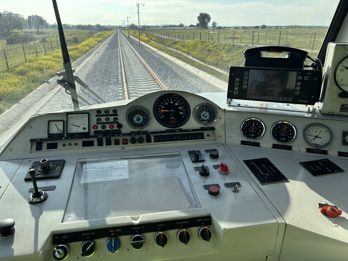 rubenlmartins's tweet photo. Que bonito isto está ❤️ o primeiro troço de alta velocidade em Portugal está quase pronto.

 (Lisboa)-Évora-Badajoz-(Madrid), apta a 250 km/h entre Évora Norte e Elvas: https://t.co/LDLawzBIGj