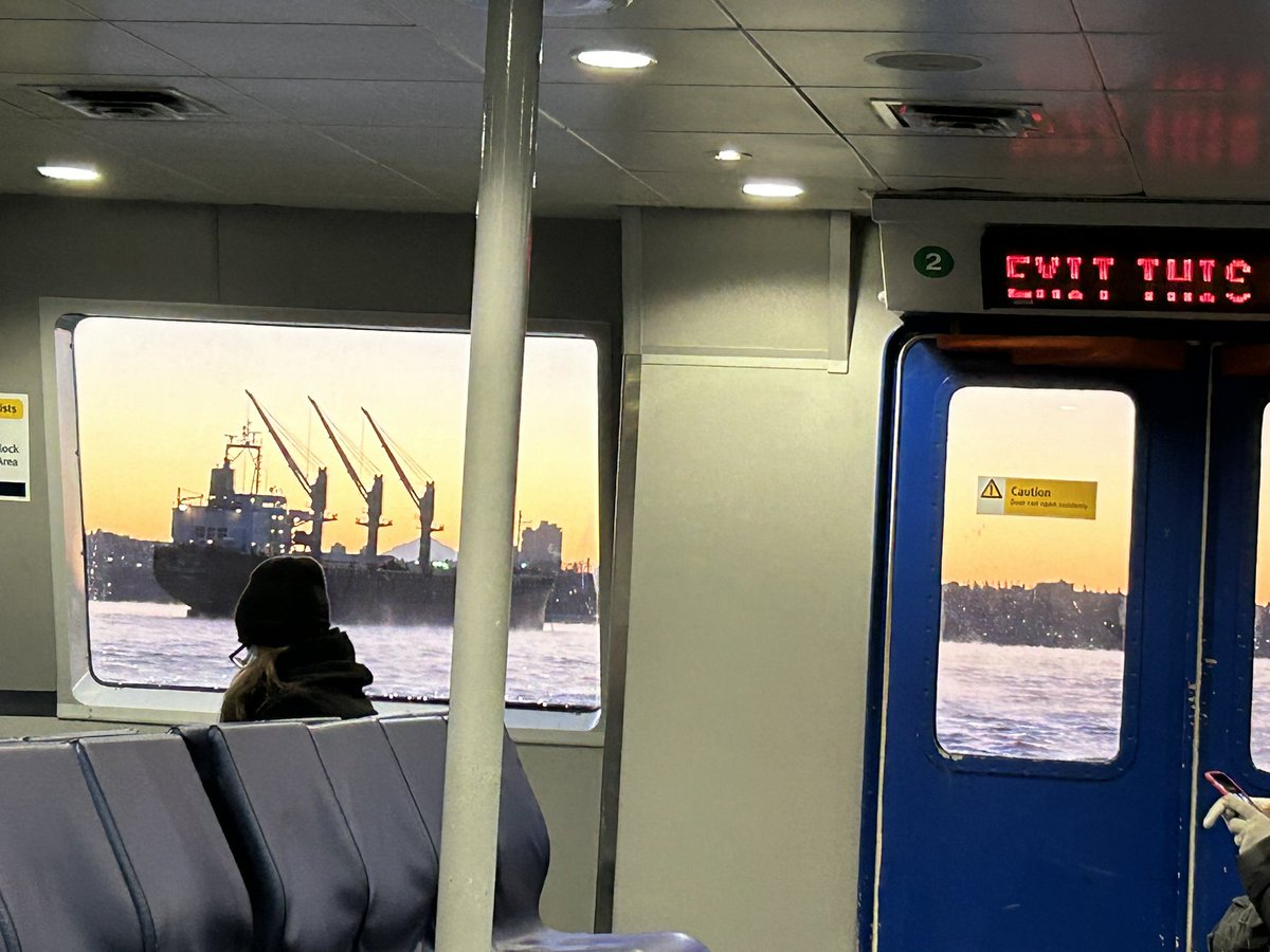 tonyvalente_ca's tweet photo. #goodmorning #seabus #itsadrycold https://t.co/oSs4zu6rX0