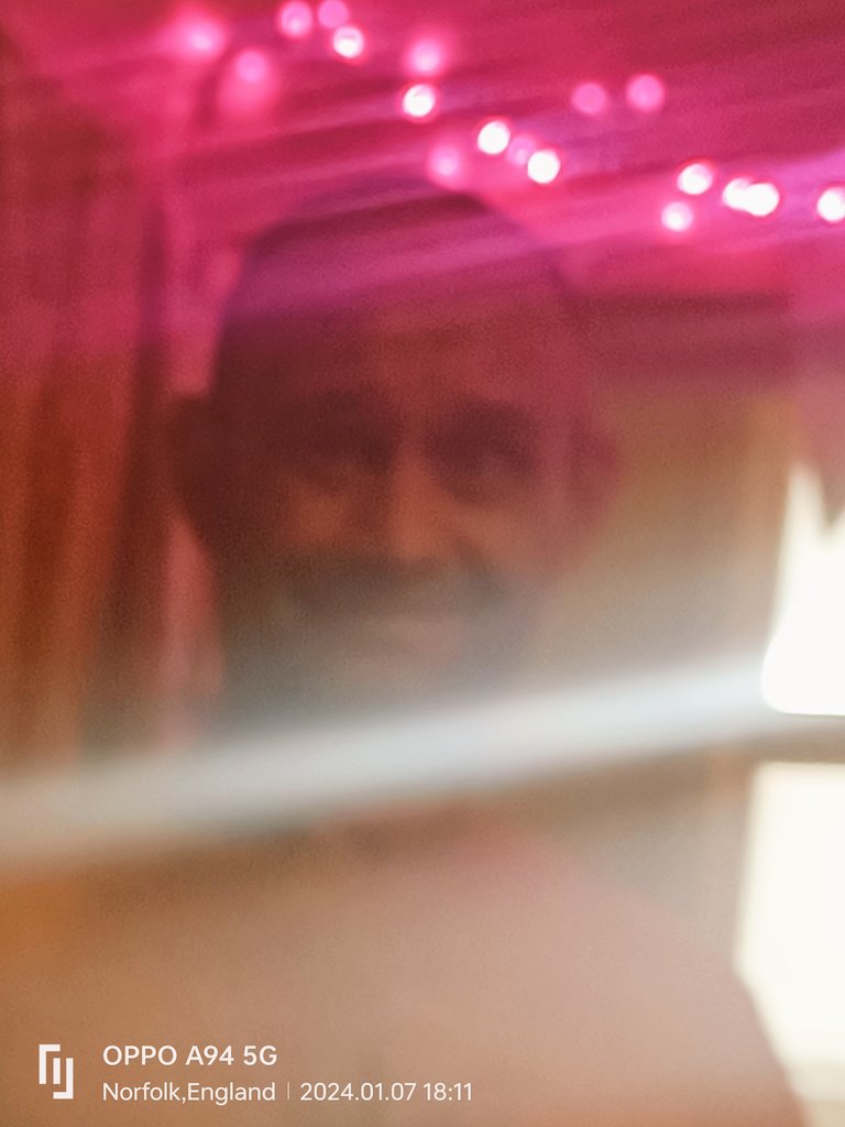lorraine_warde's tweet photo. A more #forcedsmile look from #GlenYoungsBuilderNorwich who has so many #hairraising & #eyeopening #stories from his #tenyears #living & #working in #BerlinGermany! if you want to contact Glen #dm #BonoandLorraineWardX #Messagehim #GlenYoungsUTube #GlenYoungsGB & #FBMessenger !π§± https://t.co/WShctFo5gH