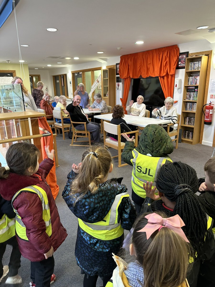SJLCARDIFF's tweet image. A very happy start to the new year - visiting our Woodcroft friends @HafodCare for our weekly stay and play 🥰 Diolch for sharing your skills and friendship with our youngest learners ❤️ @CSCJES @talkolderpeople @DementiaFriends #community #beyondtheclassroom
