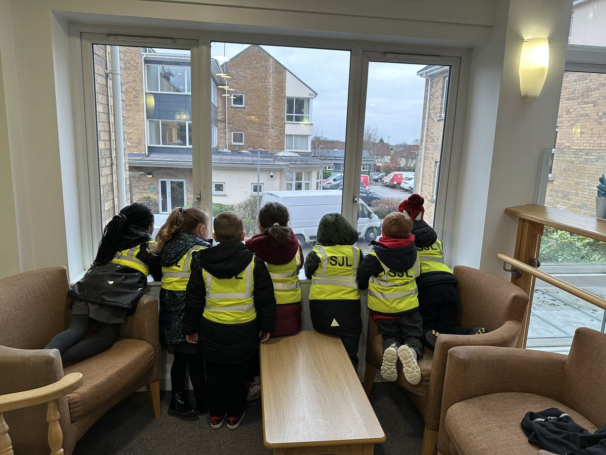 SJLCARDIFF's tweet image. A very happy start to the new year - visiting our Woodcroft friends @HafodCare for our weekly stay and play 🥰 Diolch for sharing your skills and friendship with our youngest learners ❤️ @CSCJES @talkolderpeople @DementiaFriends #community #beyondtheclassroom