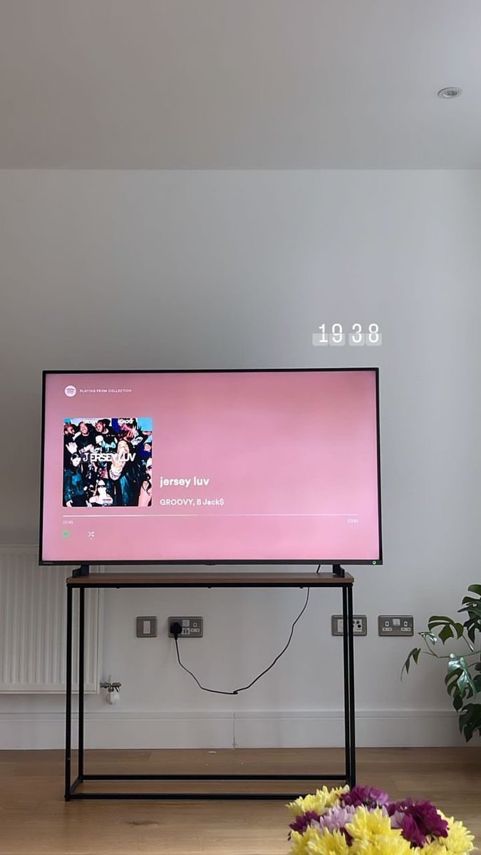 djaidara's tweet photo. selling a Toshiba 55 Inch 55QA5D63DB Smart 4K UHD HDR QLED Freeview TV for £300 in london! DM me if you’re interested, pls retweet and share💘💘💘 https://t.co/KkkR0EhHYD