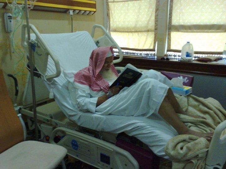 a_alsahood's tweet photo. في مذكرات هيا الجبرين تروي عن والدها رحمه الله:
"وعندما نكون في نزهة أو في البر يجلس معنا قليلا، ثم يأخذ كتبه إلى ظل شجرة أوصخرة ويجلس مع كتابه ليؤنسه، وليس معنى ذلك أنه كان عازفا عن أهله، بل كان ضنينا بوقته حريصا عليه. 
ومشهد الانفراد في ظل صخرة أو جدار أو شجرة يرى منه كثيرا في النزهات البرية وفي أثناء الذهاب للمزارع أو القرى في العطل والأعياد، ومن أعجبهاصورة تداولها الناس في الإنترنت، وكنا في موسم الربيع في جنوب المملكة وكانت الأشجار والأزهار والأطيار تغري بالفرجة عليها والتنزه فيها، ولما اكتمل نزولنا وانشغلنا في تهيئة المكان وإعداد الطعام، أخذ سجادة صغيرة وفرشها تحت شجرة كبيرة واستند إليها، وودع من حوله وغاص في بحر الكتاب الذي معه.
