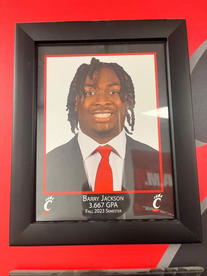aprilmalcom25's tweet photo. Congrats Son‼️
You've worked hard this 1st year of college. Job well done making the "Dean's List" . We all know the first year of college can be a little rocky. Keep shining and making a difference on & off the field 💪🏿🏈 #barryjackson
#bearcatscholarathlete
@Hollywoodbj1 https://t.co/MXtPMoQtNF