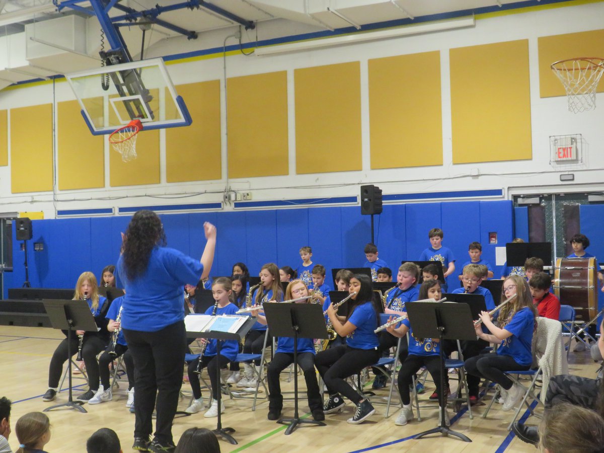 RobergeES's tweet photo. Thank you to our music teacher, Ms. Arslanyan and our students in beginning band, advanced band and chorus. They put on a wonderful show for our students, staff and parents during their Winter Concert performance yesterday. https://t.co/5qdyABlCSO